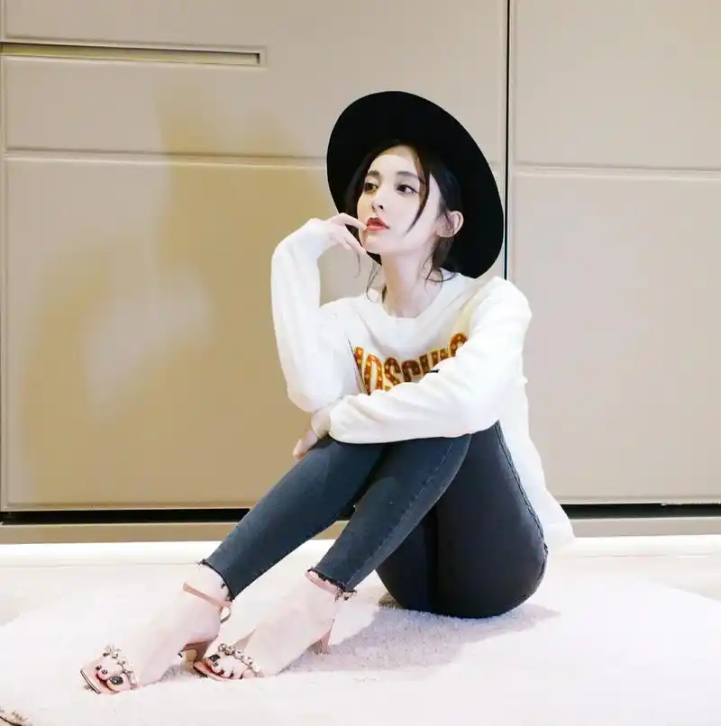 古力娜扎黑色牛仔裤vs粉色开叉长裙,你最喜欢哪种穿搭?