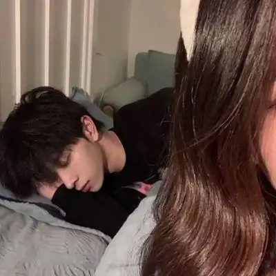 情侣头像简单干净大方一左一右甜蜜情侣高清微信头像图片大全