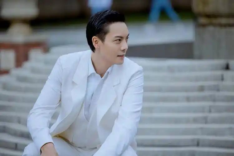 35岁陈伟霆的发型告诉我们:发际线高也能留二八斜背,而且更帅气