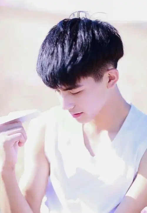 15岁的宋威龙脸上带着点肉肉,可可爱爱的稚气,这么干净的帅气小伙是