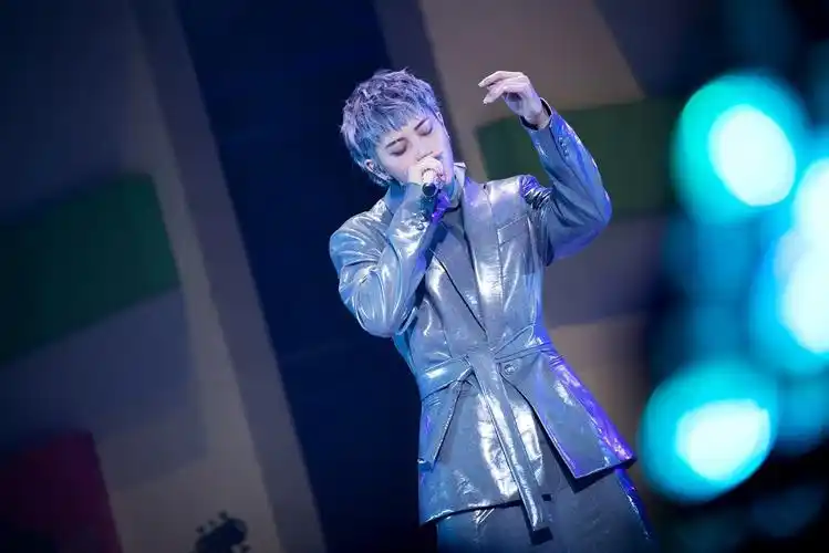 黄子韬上海演唱会燃爆全场 粉丝强势应援感性落泪