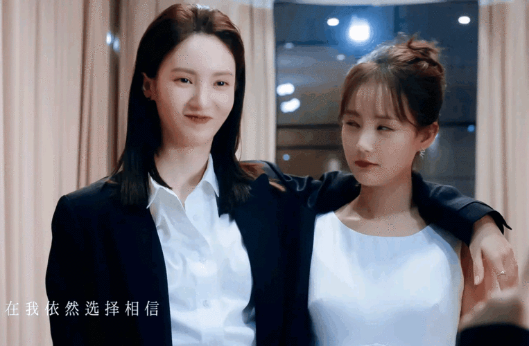 金晨李一桐戏里戏外闺蜜情,笑脸双眼眯一线,共同境遇患难见真情