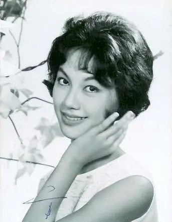 1948年4月20日在香港出生的方盈童年.