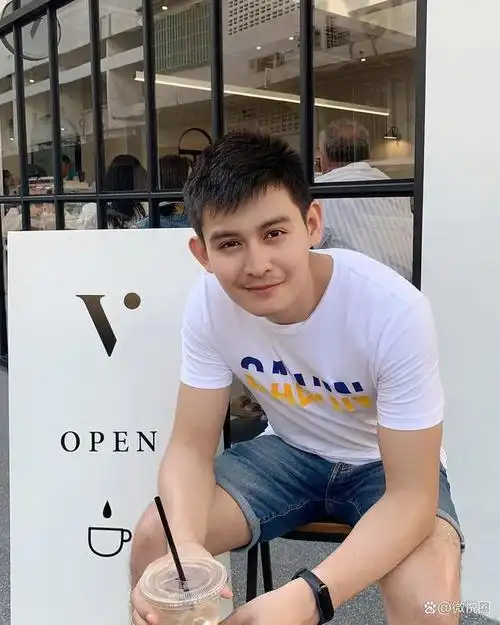 在当今社会,阳光帅气的95后大男孩们备受瞩目.