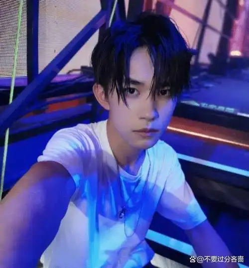 官博晒tfboys自拍照三人发型穿着神同步网友默契十足