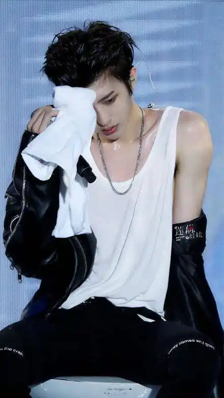 蔡徐坤那些年穿过的背心造型盘点 性感的肌肉线条荷尔蒙爆棚!