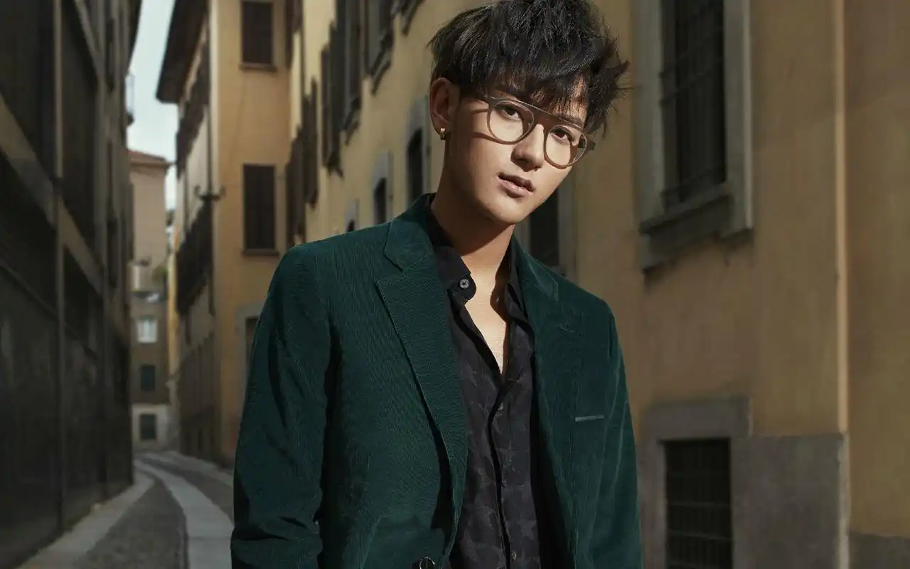 黄子韬时尚帅气写真桌面壁纸