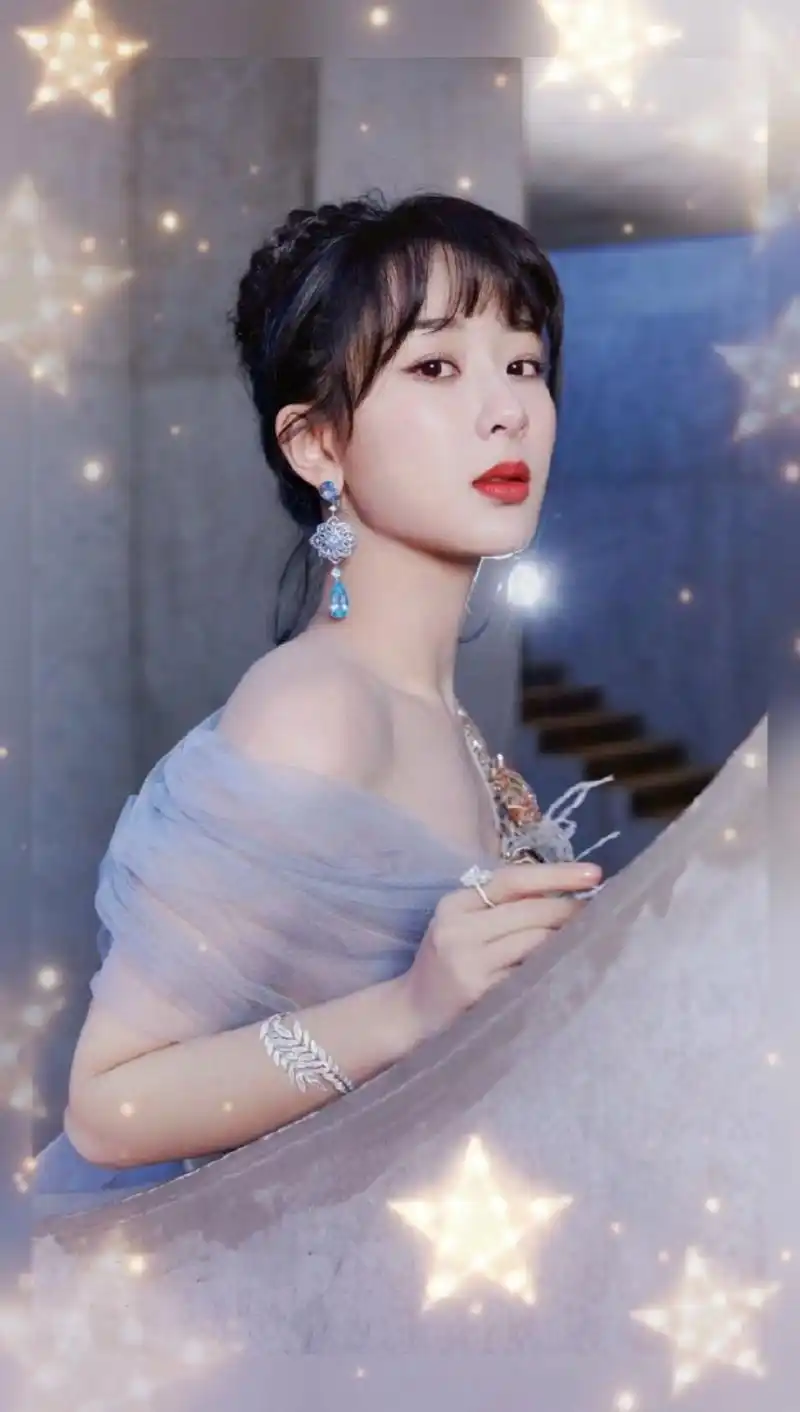 杨紫羽毛轻纱抹肩礼服造型,高贵梦幻,仙气飘飘!好喜欢!