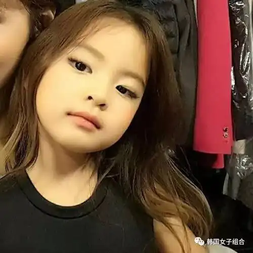 从相片上看小jennie与本尊jennie的品味很相同,私下都是喜欢以黑色的