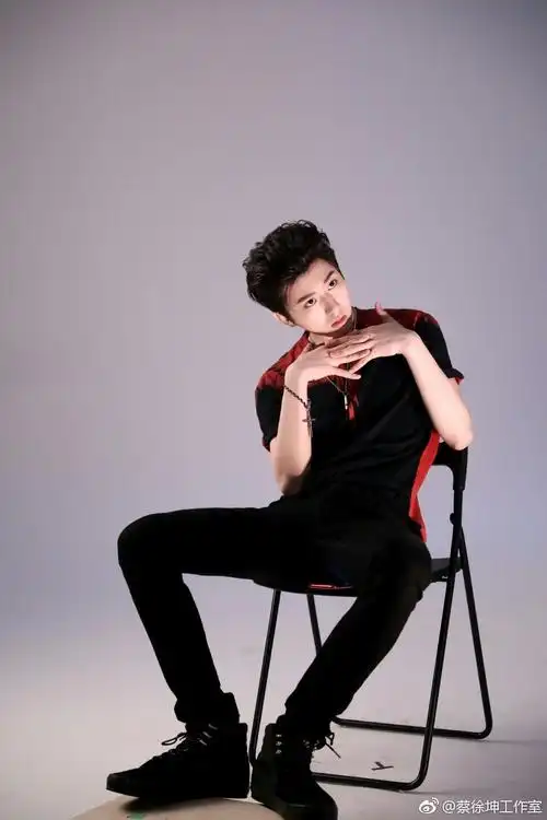 工作室发库存福利 蔡徐坤长腿吸睛