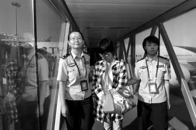 9月27日,一名女性犯罪嫌疑人从泰国被行动组押解回国.