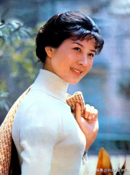 80年代的女明星老照片中的吴海燕恰如白莲花盛开在荷塘里