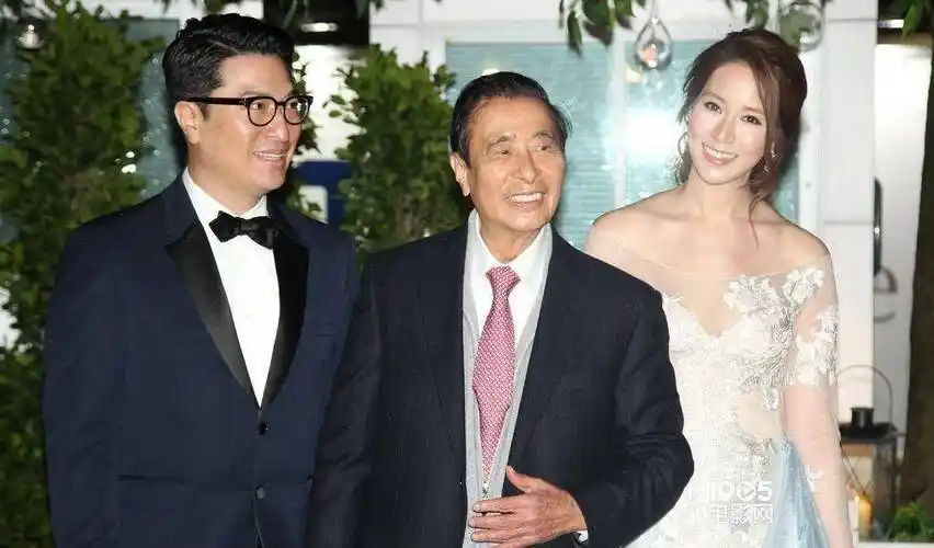 徐子淇罕见出席捐款活动,40岁颜值依旧!