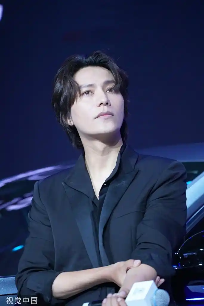 陈坤侧颜棱角分明儒雅帅气 梳微卷发展露优雅迷人微笑