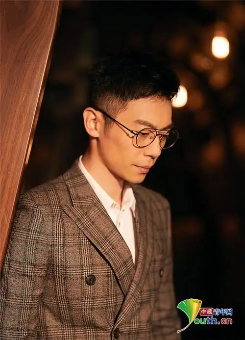 朱亚文一身格纹西装戴细边框眼镜 演绎斯文魅力