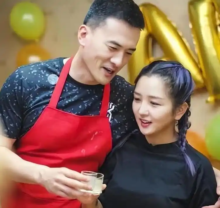 释小龙和何洁分手多年后,一人身家过亿,另一人现在怎样?