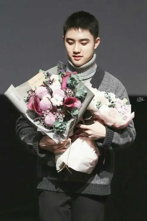 相对于队内高人气成员,都暻秀的死忠粉女友粉较少这一点对于他现在和