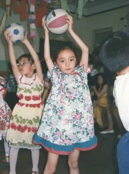 时尚     近日,有网友在微博晒出了两张杨幂少女时期的照片.