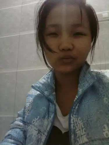 你们也看到了,把刘海夹上来是多么的丑,我现在15岁,我好像是12岁开始