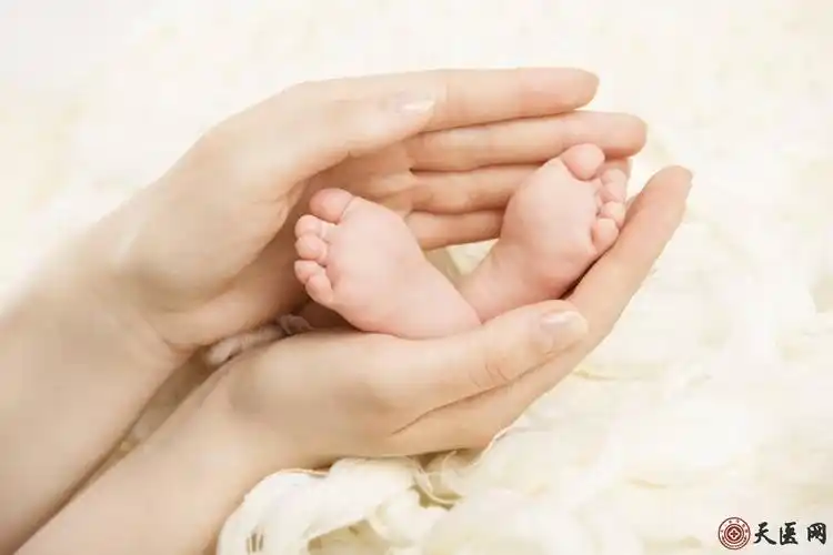 让妈妈柔软温暖的腹部和乳房接触宝宝,才是孩子出生后最好的稳定剂.