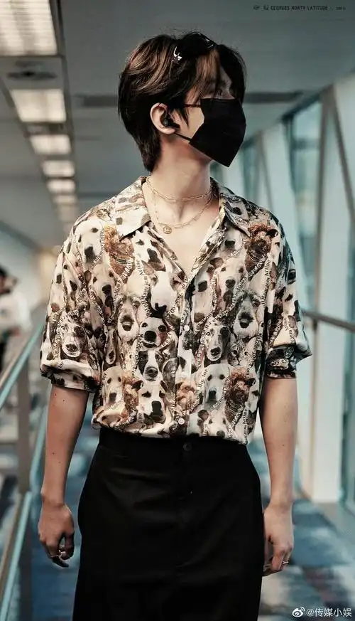 蔡徐坤这组照片无论是颜,还是身材,再或者是腰,都很绝!