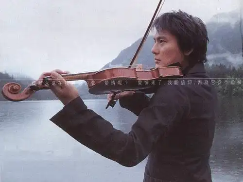 请问谁有张信哲《信仰》专辑里那张在湖边拉小提琴的图片,大的做壁纸