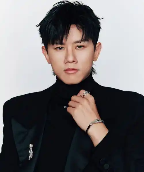 张杰首登《费加罗男士》封面,黑白西装配皮裤,太酷啦!_黑色_杂志_时尚