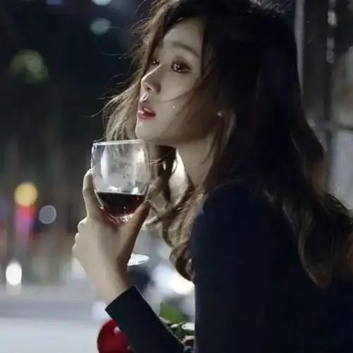 2024唯美难过的伤心流泪的女生头像图片大全