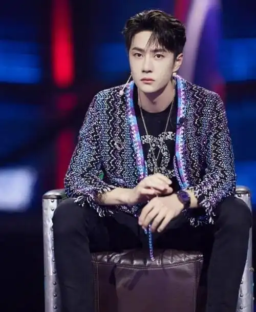 14岁的王一博给韩庚伴舞,长相气质和如今不同,整没整一眼便知