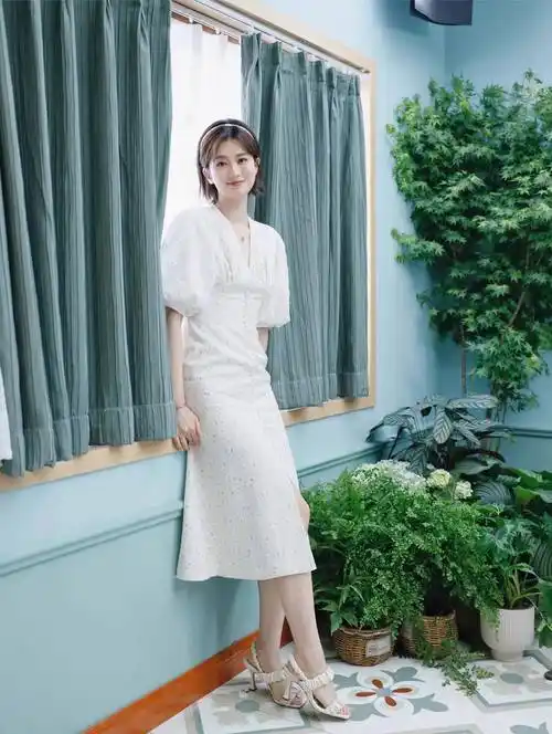 再来看看乔欣的最后一条白色连衣裙,裙子采用大量小碎花的元素,更显