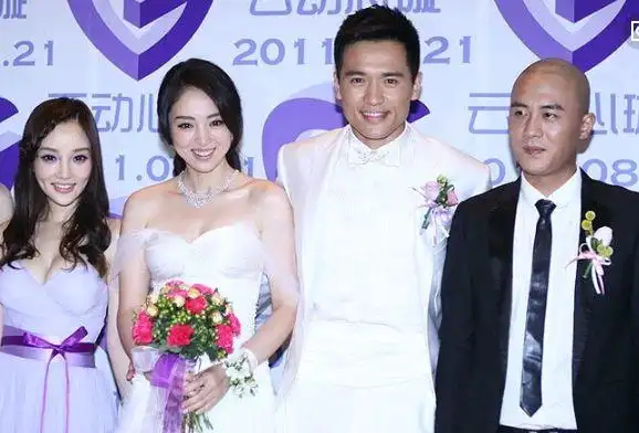 刘璇和老公王弢结婚的时候观众只注意到了,伴娘是由薛佳凝来担任的