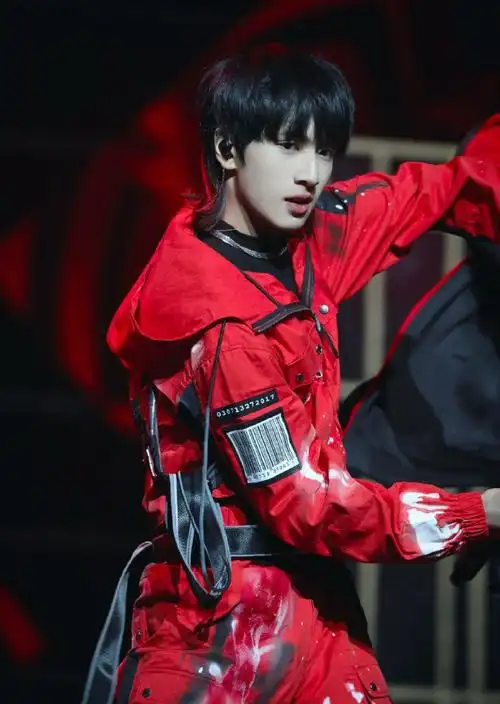 严浩翔红色工装裤造型##严浩翔裤链