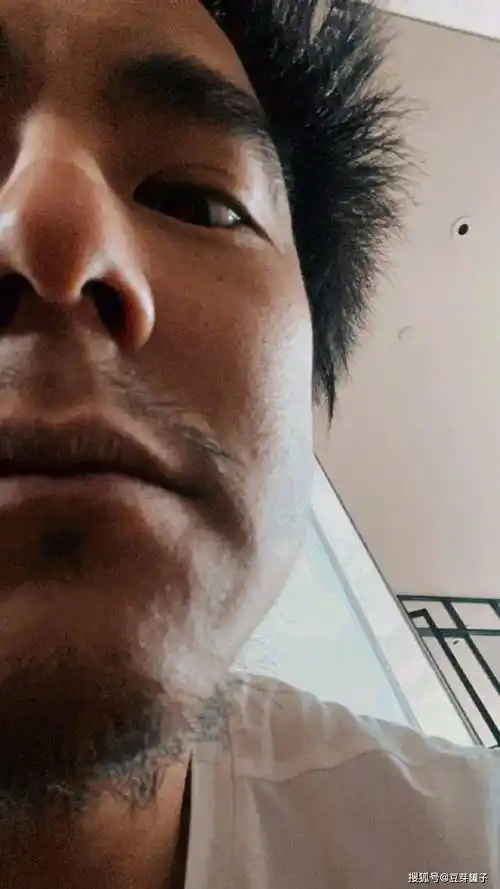 彭于晏「死亡视角」零偶像包袱自拍:满脸皱纹 肥肉,型男变大叔_照片