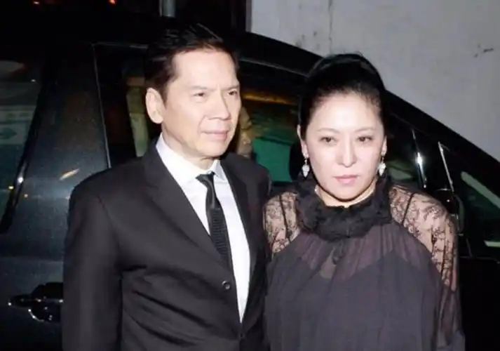 向华强出钱养前妻40年,向太不仅没吃醋,还叫对方一声"姐姐"_丁佩_陈岚