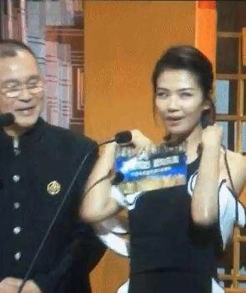 刘涛出席颁奖典礼,不料礼服肩带意外滑落,一旁大叔眼神成亮点!