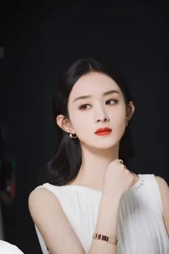 赵丽颖戴高级珠宝气质优雅 黑白光影下身姿绰约