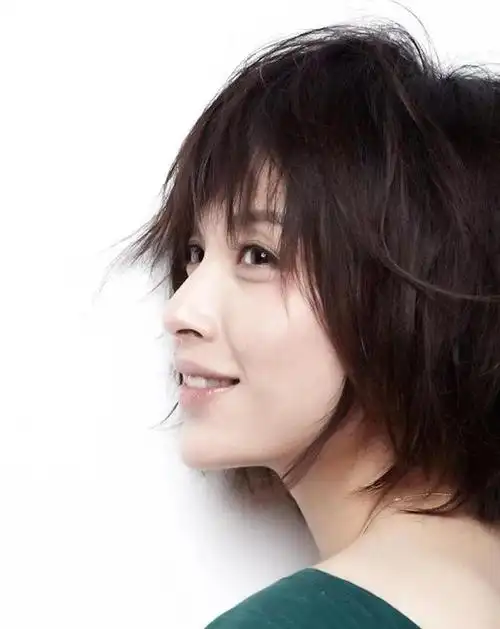 李佳:在与富商离婚后,二婚嫁给靳东,大龄生子真的也很幸福!