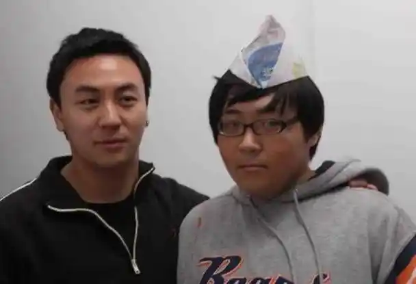 然而这两个小光头长大以后,演艺事业一落千丈.