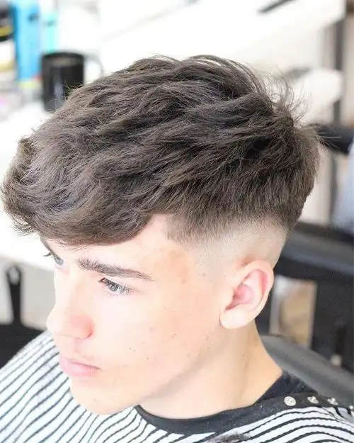 剪半截的型男发型很有男人味