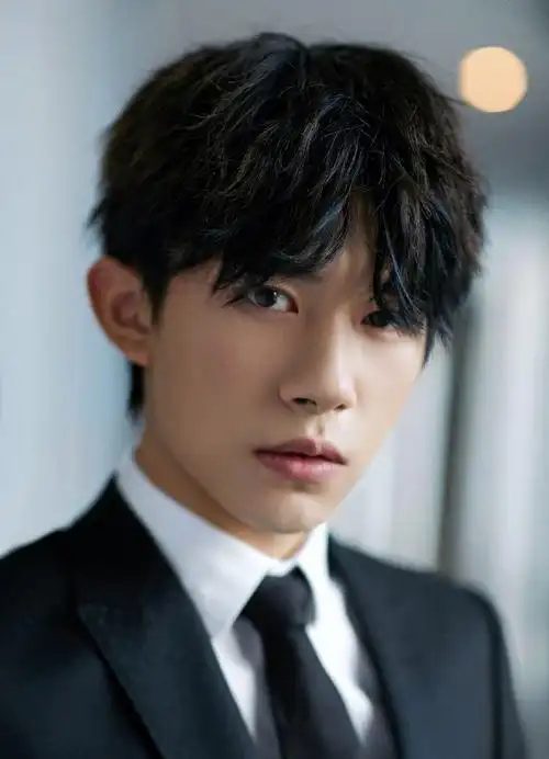 易烊千玺穿经典黑西装现身眼神坚毅样貌清秀