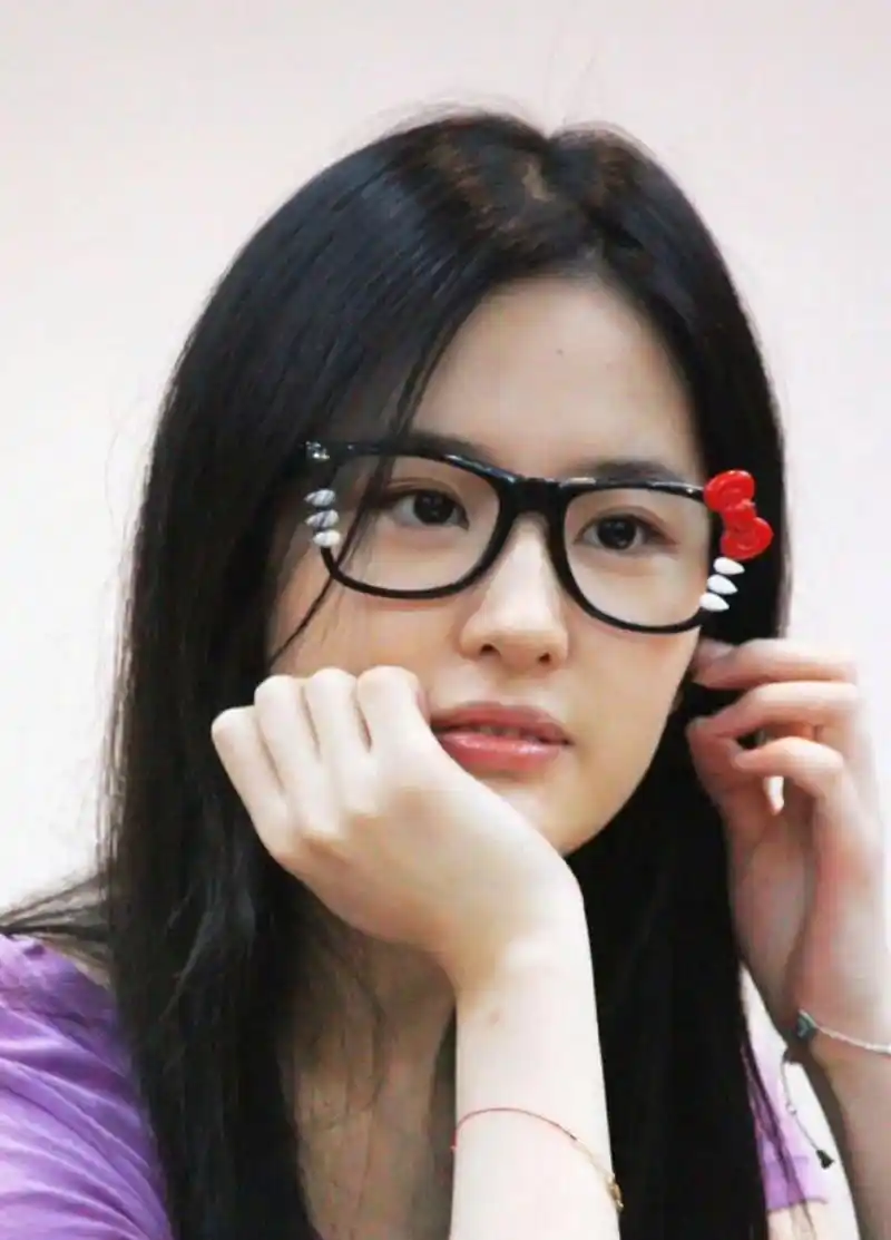 戴眼镜的刘亦菲简直可爱到爆炸!无论怎样,她都散发着迷人的魅力!