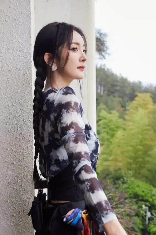 杨幂蓝色美甲比耶照##杨幂扎染上衣双麻花辫