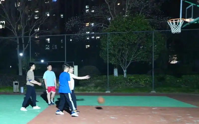 松下gh6夜晚实拍篮球场打球无任何编辑纯原素材牛头102517p档自动对焦