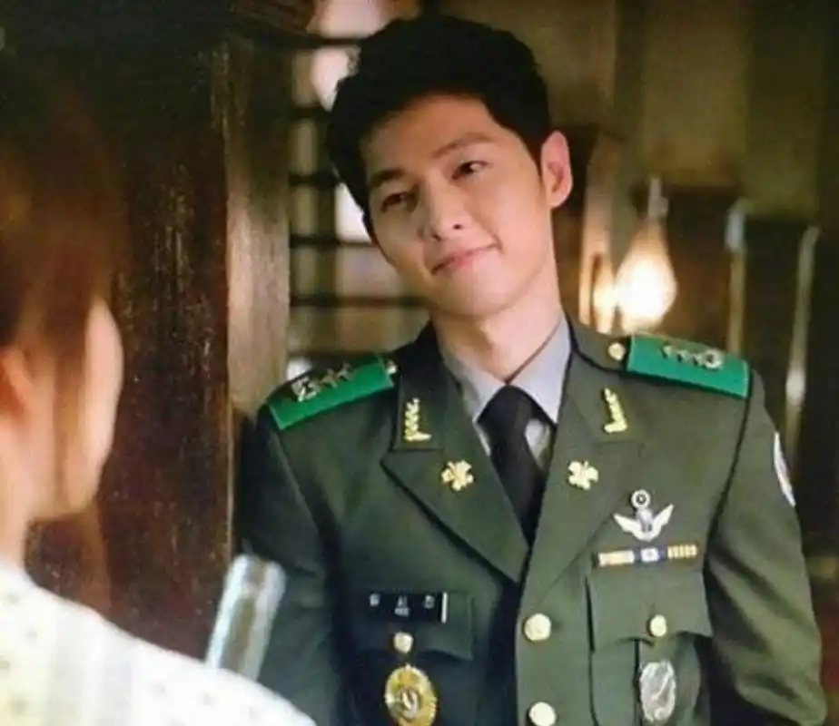 宋仲基与蔡徐坤穿上军装网友评论亮了