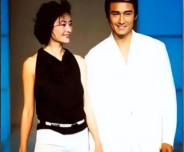 53岁胡兵伦敦爆火:外国女子疯狂围观,唯一被邀请中国明星|瞿颖|男模