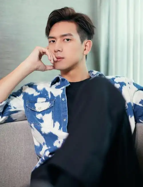 190728 工作室释出李现最新高清帅气照片 你的牛仔小李突然出现