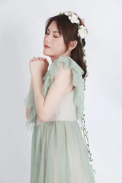 时尚新宠儿模特玉荣新秀惊艳登场