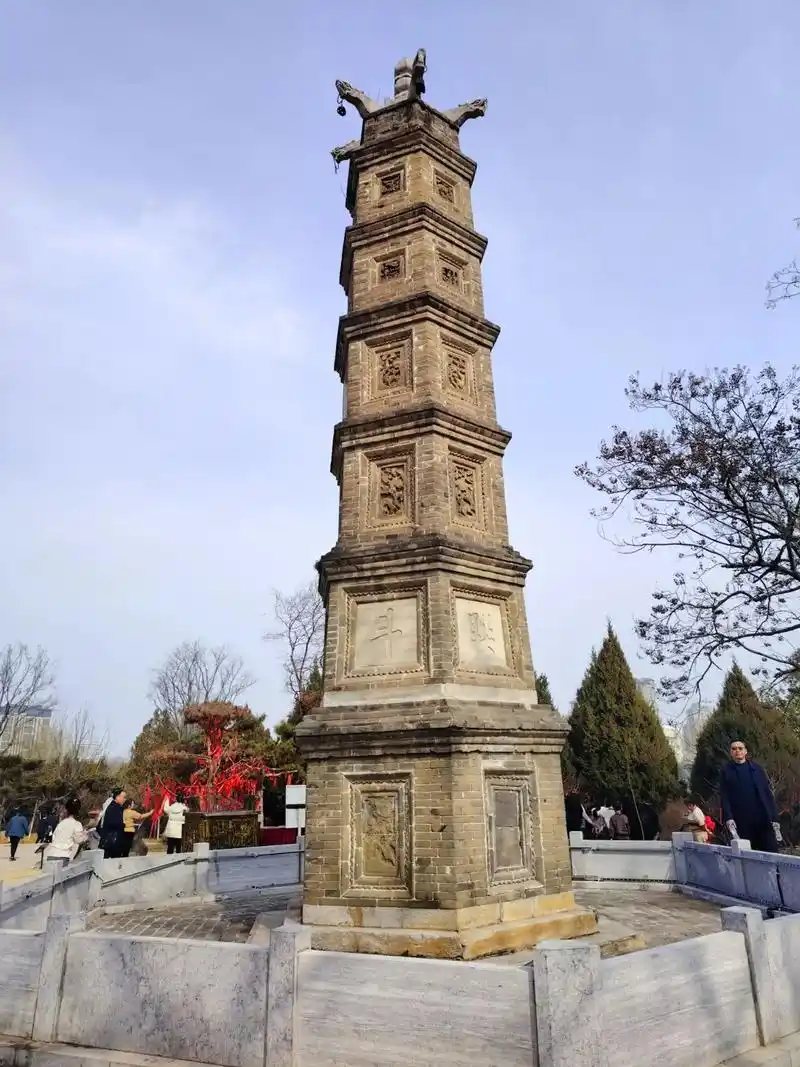 龙角塔位于中国河南省南阳市的卧龙岗内,是武侯祠的一个重要人文 - 抖