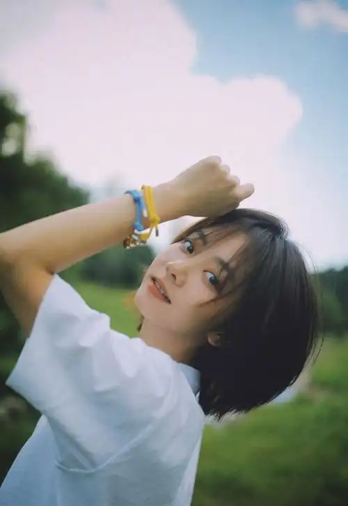 谭松韵白色t恤短裤生活风写真