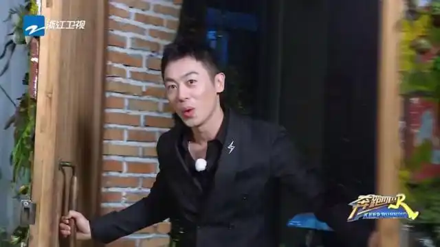 从跑男看低音炮男神朱亚文 难得的机智幽默高情商